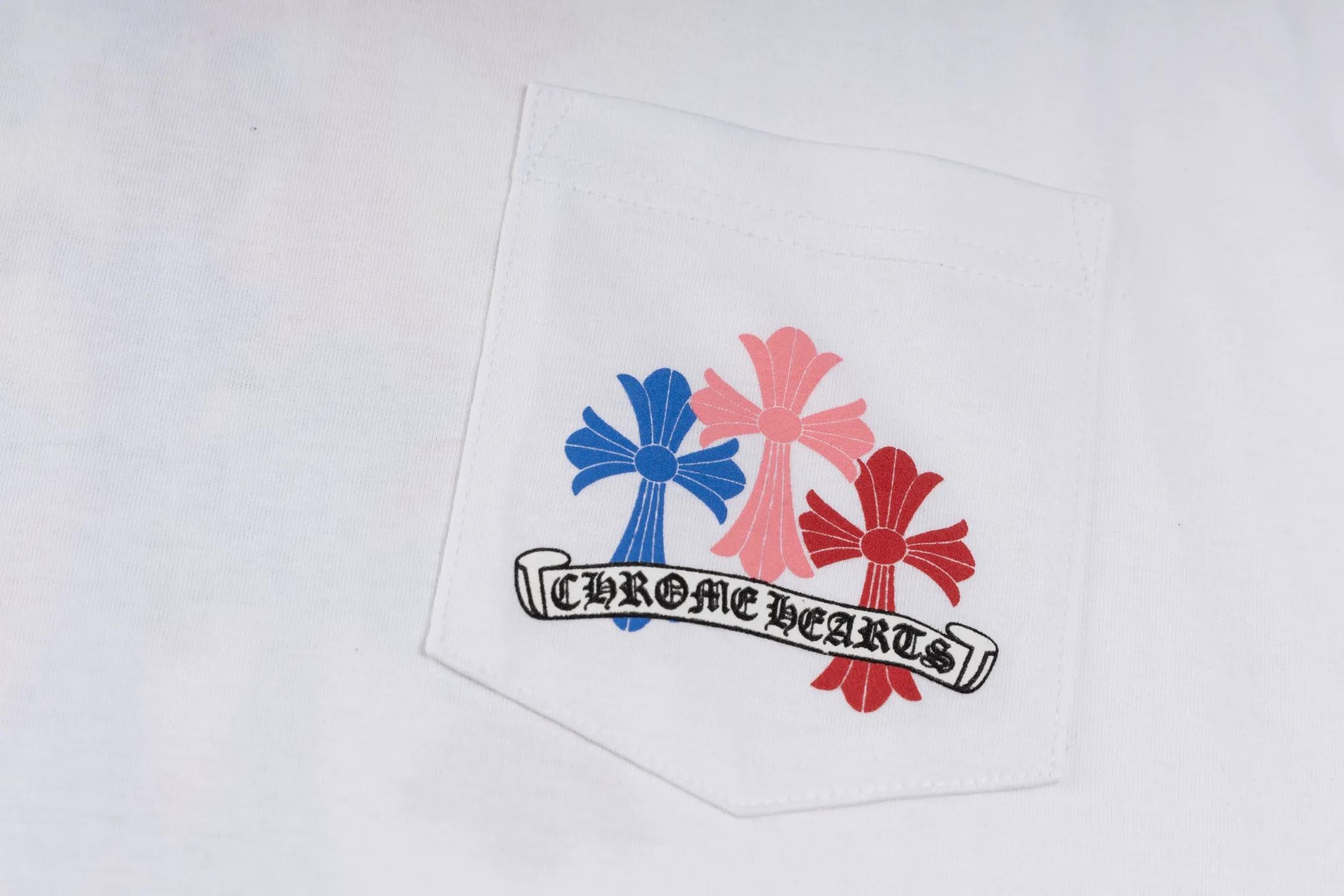 🅿️350 [Exclusive supply] CH Miami limited color cross long sleeves (white) The fabric is made of 26-woven 220-gram high-weight cotton fabric, which is thick and crisp and not easy to deform, with fine texture, breathable and skin-friendly. The design is derived from the CH Miami limited series. The colorful cross print interprets the brand's classic aesthetics, and is trendy and cool with a tension of faith. High-temperature ink printing process, rich color levels and delicate transitions, even large-area complex patterns are still bright and durable without cracking after washing. Size:S-M-L